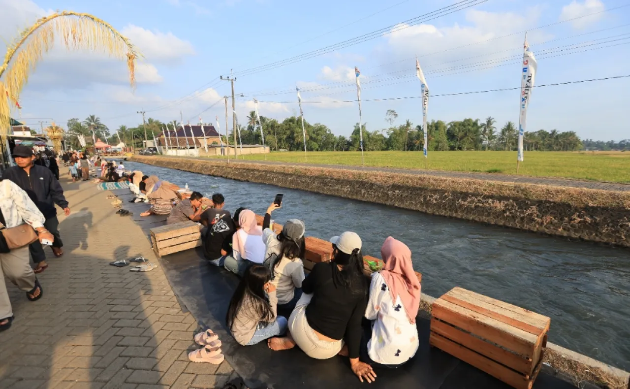 Ngopi di Tepi Sungai Berlatar Gunung Raung, Pesona Senja Banyuwangi Jadi Magnet Wisata Baru