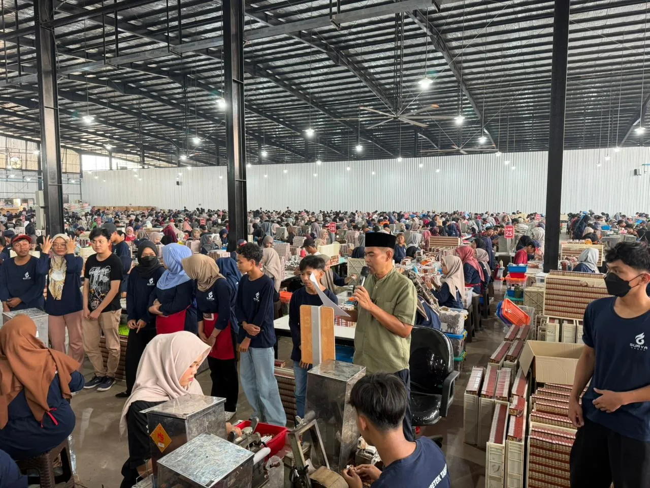 Tangis Bahagia Warnai Pemberian Hadiah Umrah kepada 150 Karyawan HS 
