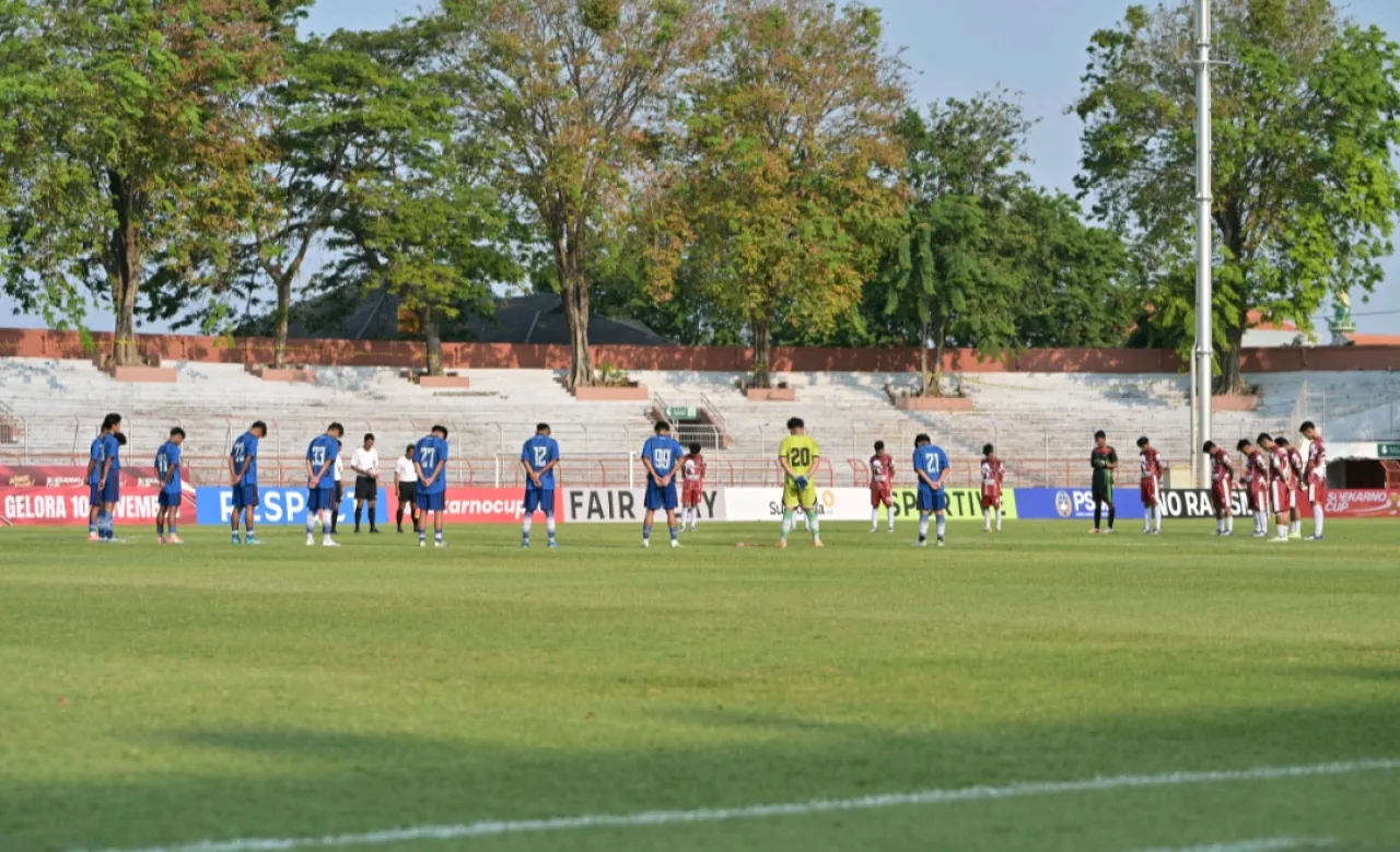 Sebelum Kick-off Soekarno Cup 2026, Pemain dan Penonton Hening Cipta untuk Korban Gempa Flores
