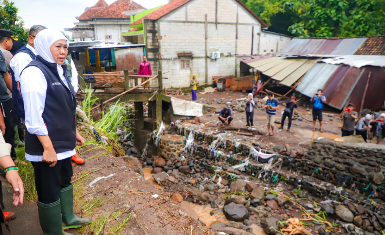 Gubernur Jawa Timur Khofifah Indar Parawansa memantau desa terdampak banjir di Kabupaten Situbondo. (Humas Pemprov Jatim)