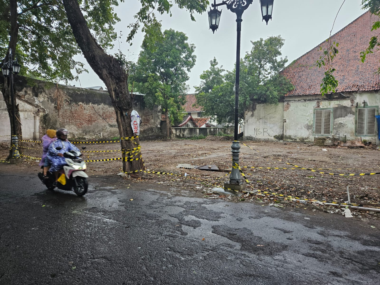 Bangunan bersejarah bekas Asrama Vereenigde Oostindische Compagnie (VOC) di Kabupaten Gresik setelah dirobohkan. (Faizul/Jurnas.net)
