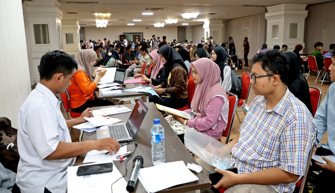 Warga Surabaya antusias daftar beasiswa. (Humas Pemkot Surabaya)