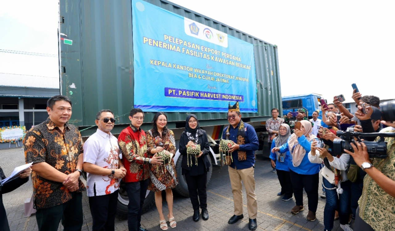 Bupati Banyuwangi Ipuk Fiestiandani, saat melepas ekspor ikan kalengan. (Humas Pemkab Banyuwangi)