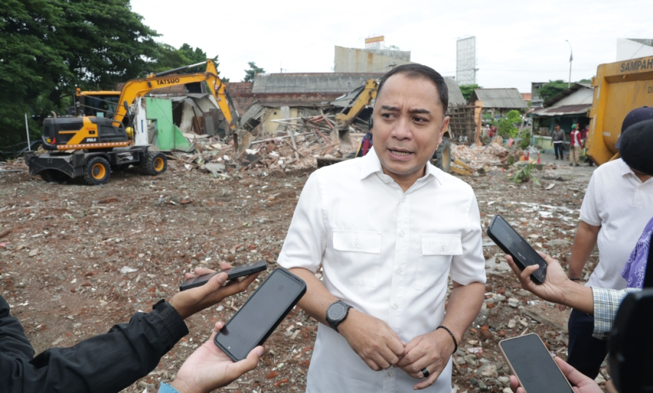 Wali Kota Surabaya Eri Cahyadi meninjau pembongkaran bangunan bekas rumah warga di kawasan Taman Pelangi. (Humas Pemkot Surabaya)