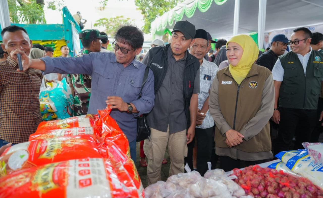 Gubernur Jawa Timur Khofifah Indar Parawansa meninjau pasar murah di Kantor Kecamatan Deket, Kabupaten Lamongan. (Humas Pemprov Jatim)