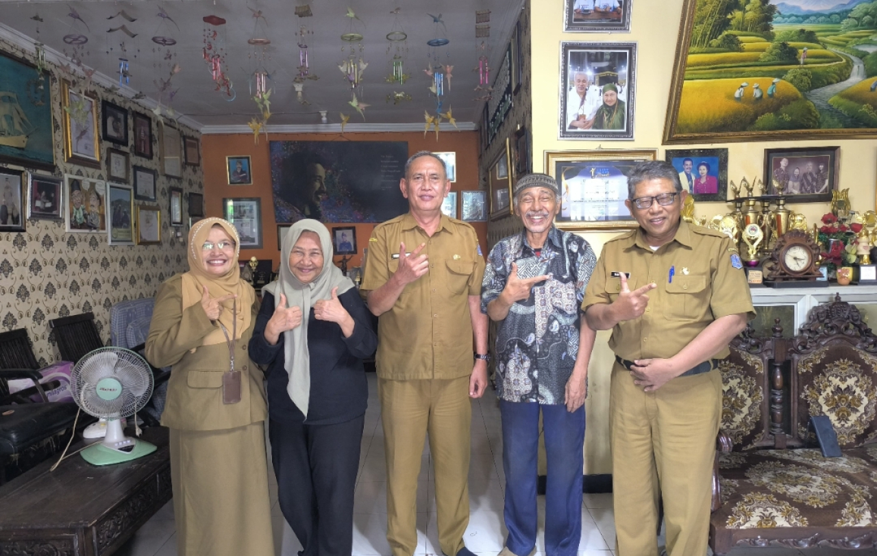 Dinas Perpustakaan dan Kearsipan (Dispusip) Kota Surabaya silaturrahim ke kediaman seniman ludruk legendaris, Cak Kartolo. (Humas Pemkot Surabaya)