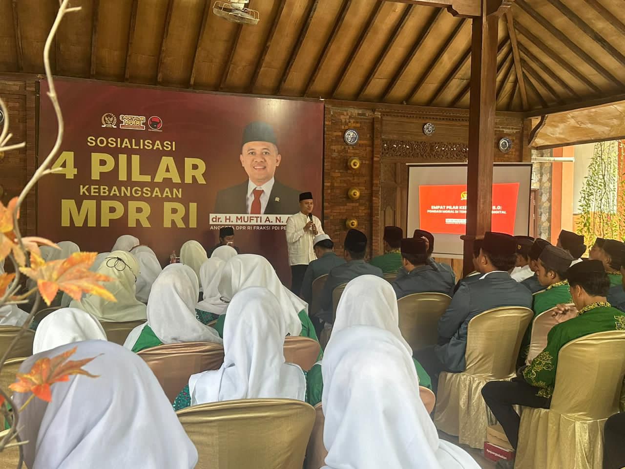 Anggota MPR RI dari Fraksi PDI Perjuangan, Mufti Anam, sosialisasi 4 Pilar Kebangsaan di Kabupaten Pasuruan. (Istimewa)