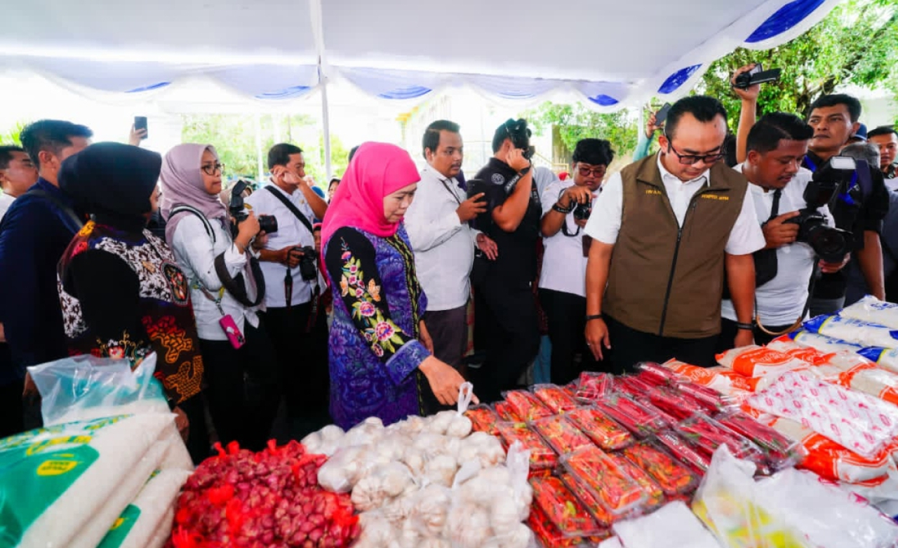 Gubernur Jatim Khofifah Indar Parawansa meninjau pasar murah di Bojonegoro. (Humas Pemprov Jatim)