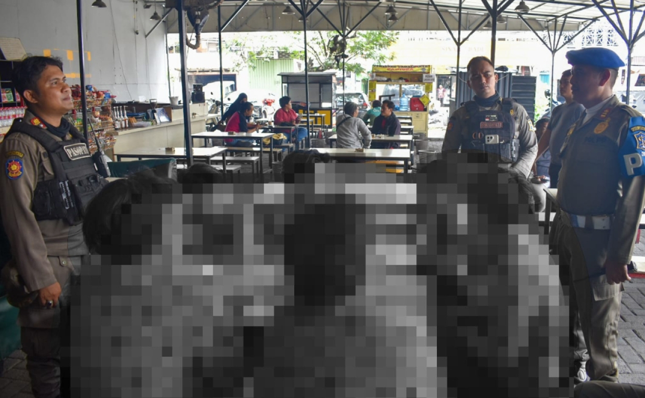 Satpol PP Surabaya razia pelajar ketahuan bolos nongkrong di warkop pada jam sekolah. (Humas Pemkot Surabaya)