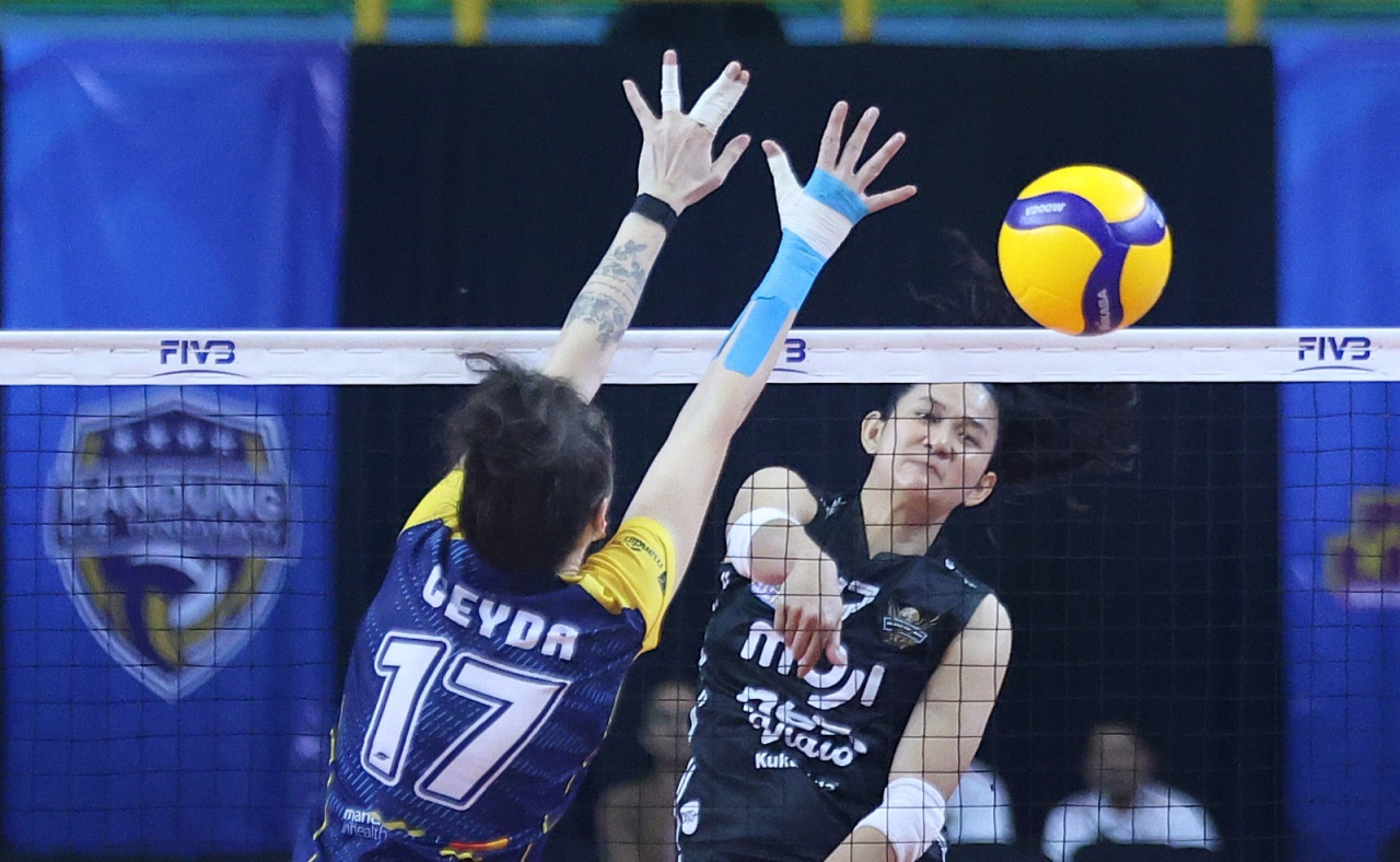 Pemain Livin Mandiri berjuang melawan Falcons pada Prolliga 2026. (Istimewa)