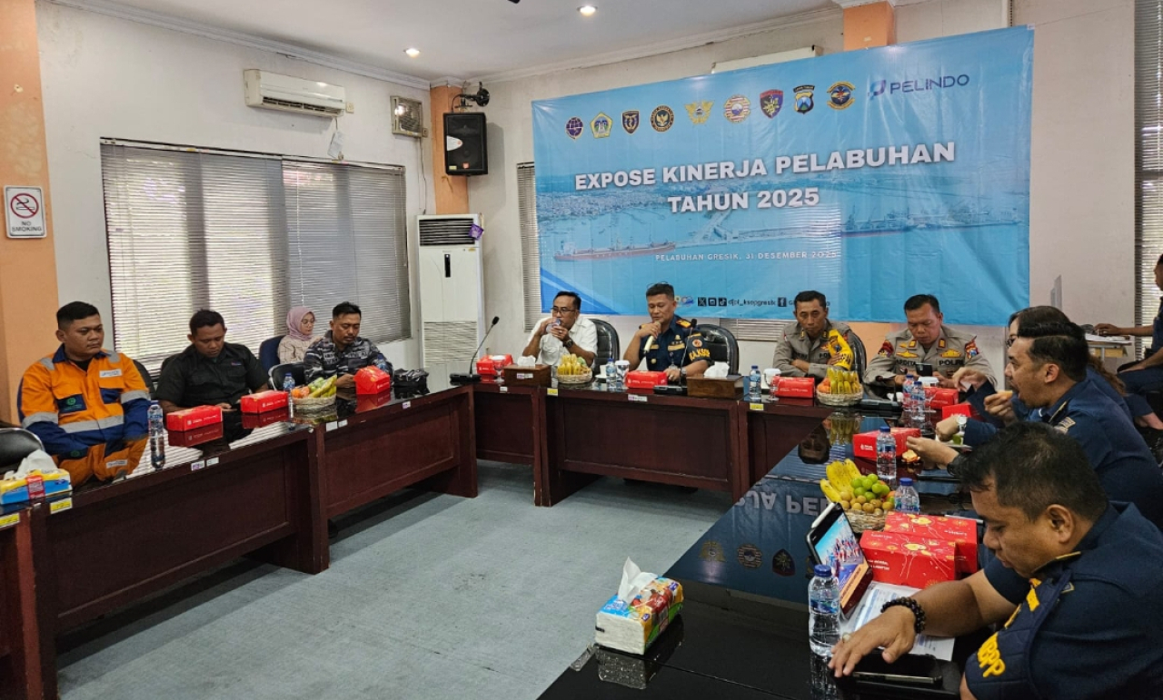 Kepala KSOP Kelas II Gresik Capt. Herbert EP Marpaung merilis capaian kinerja pelabuhan sepanjang tahun 2025. (Faizul/Jurnas.net)