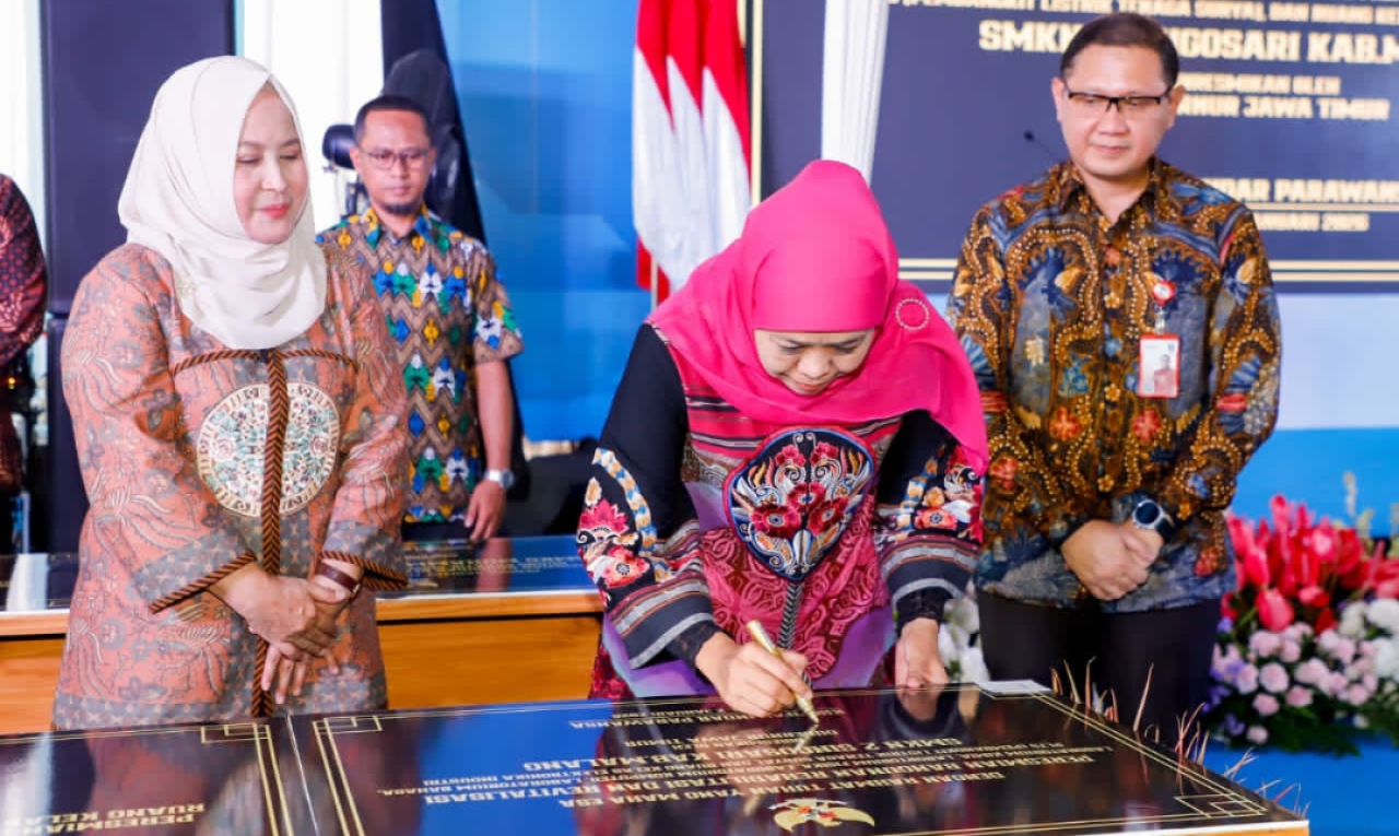 Gubernur Jawa Timur Khofifah Indar Parawansa meresmikan sarana dan prasarana sekolah hasil rehabilitasi dan revitalisasi. (Humas Pemprov Jatim