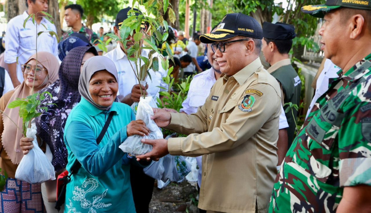 Wakil Bupati Banyuwangi Mujiono, turut turun ke jalan membagikan bibit pohon ke masyarakat. (Humas Pemkab Banyuwangi)