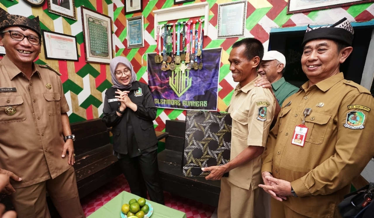 Bupati Banyuwangi Ipuk Fiestiandani bertemu Abdurrahman yang baru lolos sebagai PPPK Banyuwangi. (Humas Pemkab Banyuwangi)