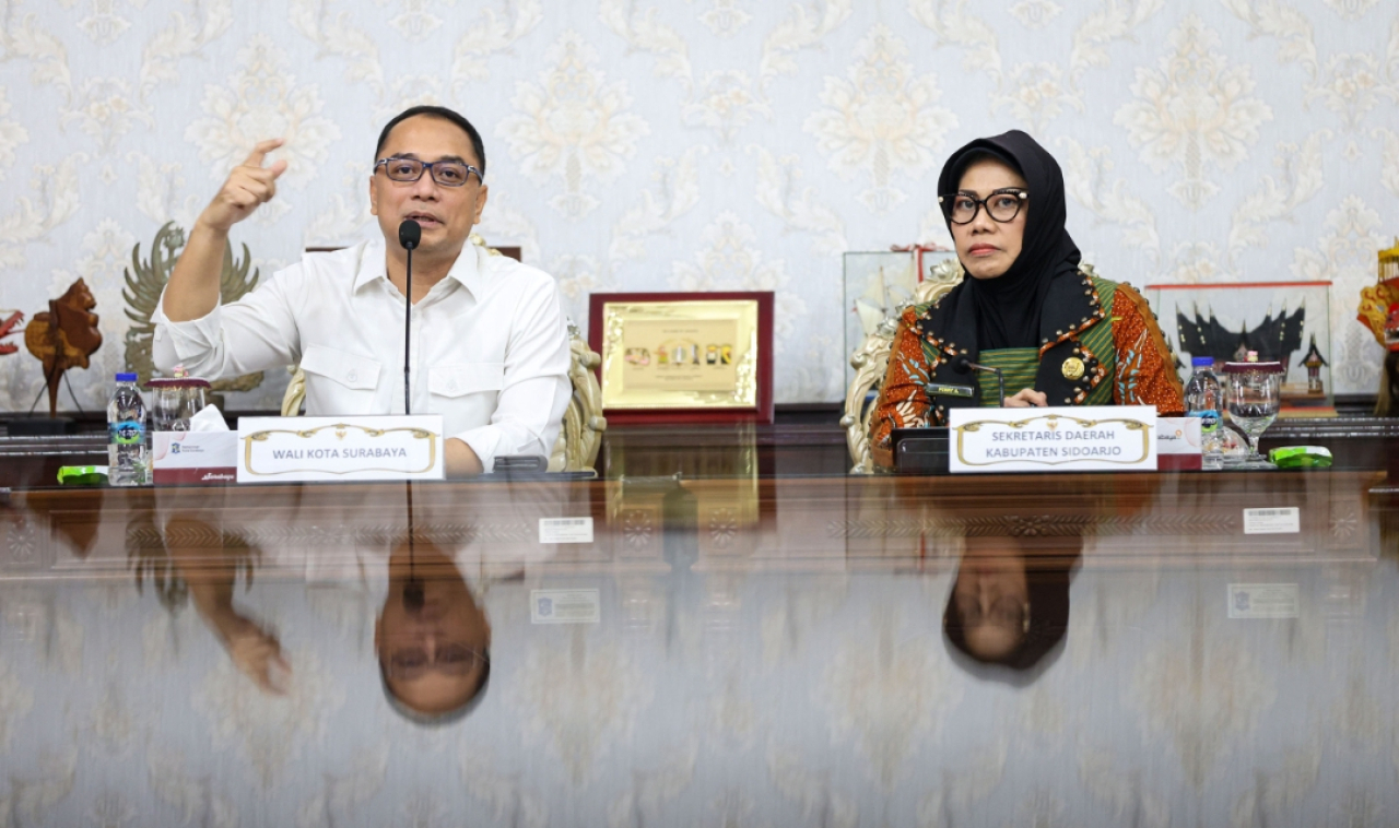 Wali Kota Surabaya Eri Cahyadi menerima kunjungan Sekretaris Daerah (Sekda) Kabupaten Sidoarjo, Fenny Apridawati. (Humas Pemkot Surabaya)