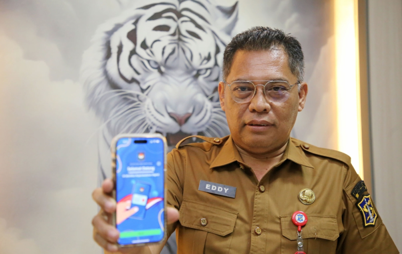 Kepala Dinas Kependudukan dan Pencatatan Sipil (Dispendukcapil) Kota Surabaya, Eddy Christijanto, menunjukkan aplikasi KNG layanan adminduk. (Humas Pemkot Surabaya)