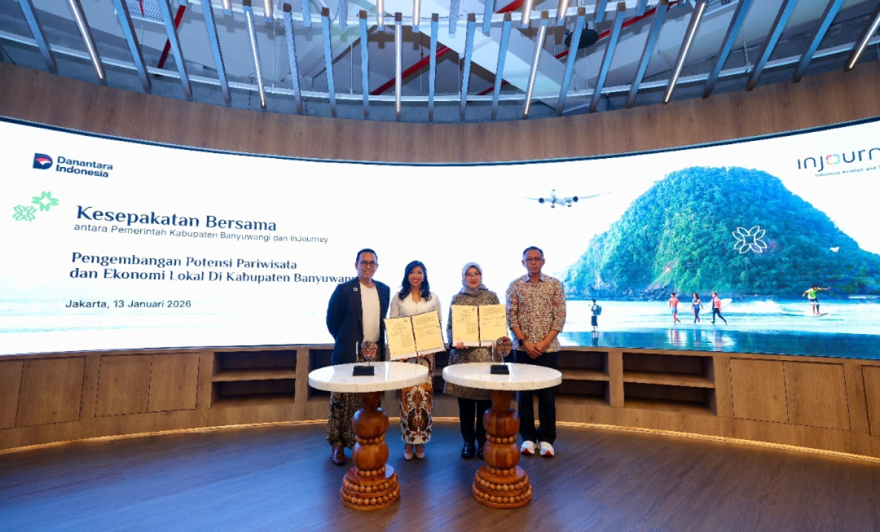Bupati Banyuwangi Ipuk Fiestiandani di sela menandatangani kerja sama sama dengan PT Aviasi Pariwisata Indonesia (InJourney), BUMN holding bidang aviasi dan pariwisata. (Humas Pemkab Banyuwangi)