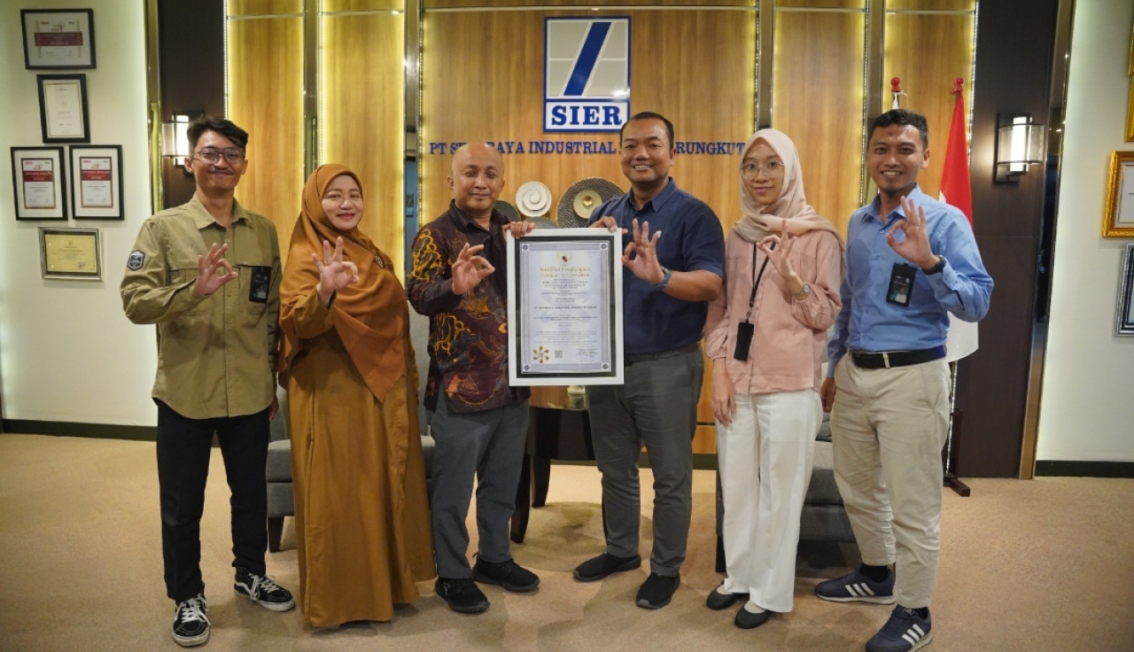 SIER meraih Sertifikat Sistem Manajemen Keselamatan dan Kesehatan Kerja (SMK3) dari Kemnaker. (Humas PT SIER)