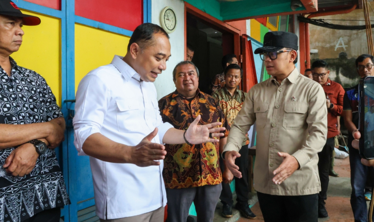 Wamendagri Bima Arya didampingi Wali Kota Surabaya Eri Cahyadi di sela meninjau pompa air Surabaya. (Humas Pemkot Surabaya)