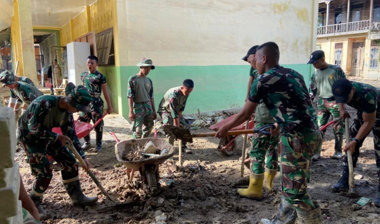 TNI lakukan pembersihan sekolah pascabencana di Aceh. (Humas BKP RI)
