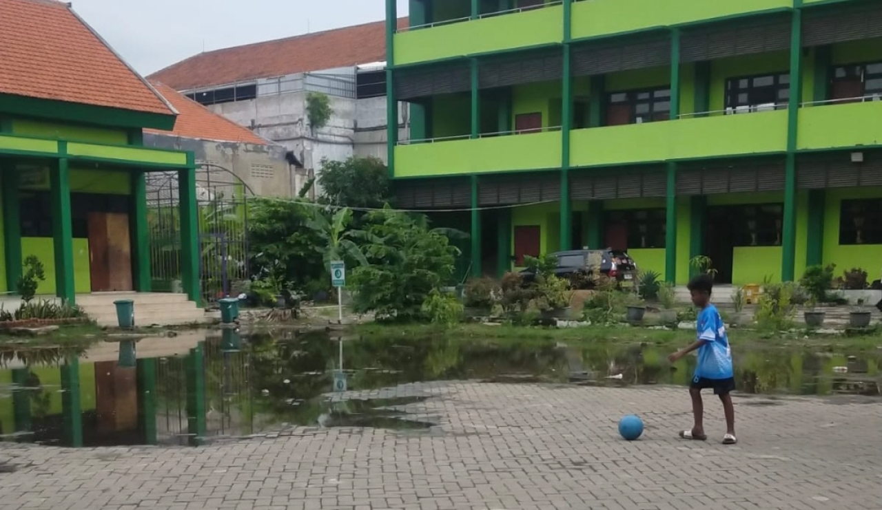 Genangan air di SDN Ujung V Surabaya pasca diguyur hujar deras. (Humas Pemkot Surabaya)