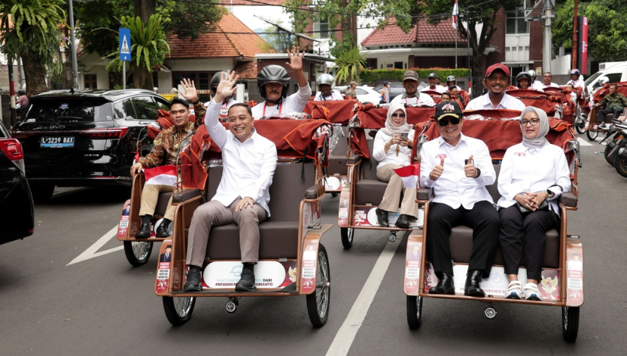Wali Kota Surabaya menjajaki becak listrik bantuan dari Presiden Prabowo. (Humas Pemkot Surabaya)