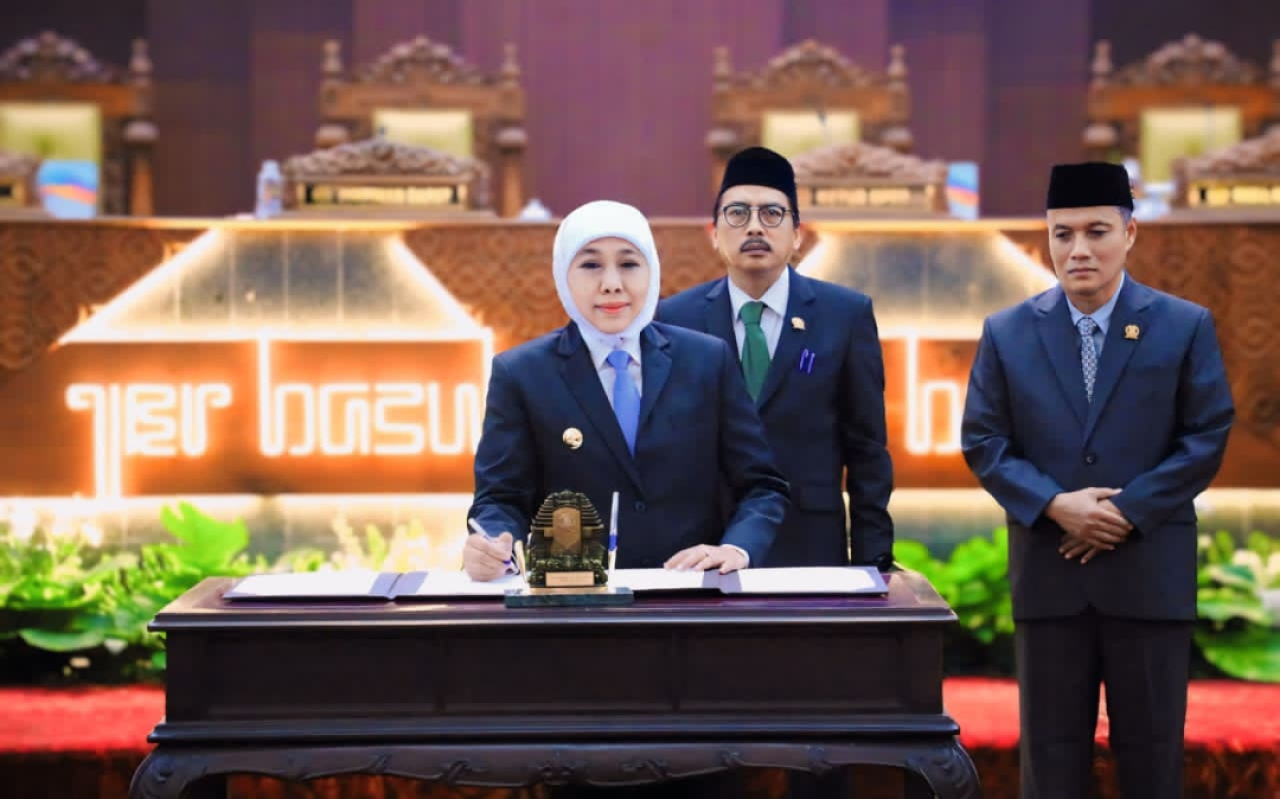 Gubernur Jawa Timur Khofifah Indar Parawansa di sela Sidang Paripurna di DPRD Jatim. (Humas Pemprov Jatim)