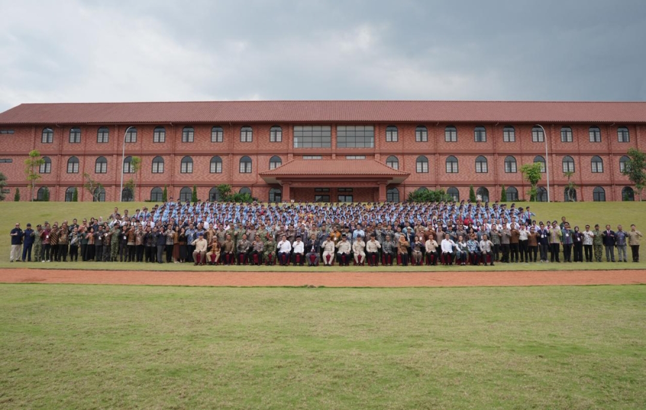 Presiden Prabowo Subianto foto bersama usai peresmian SMA Taruna Nusantara di Malang. (Humas BKP RI)