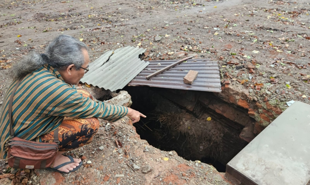 Budayawan Kris Adji AW menunjukkan sumur yang masih tersisa dari bangunan cagar budaya peninggalan VOC yang telah dihancurkan di kawasan heritage Gresik. (Faizul/Jurnas.net)