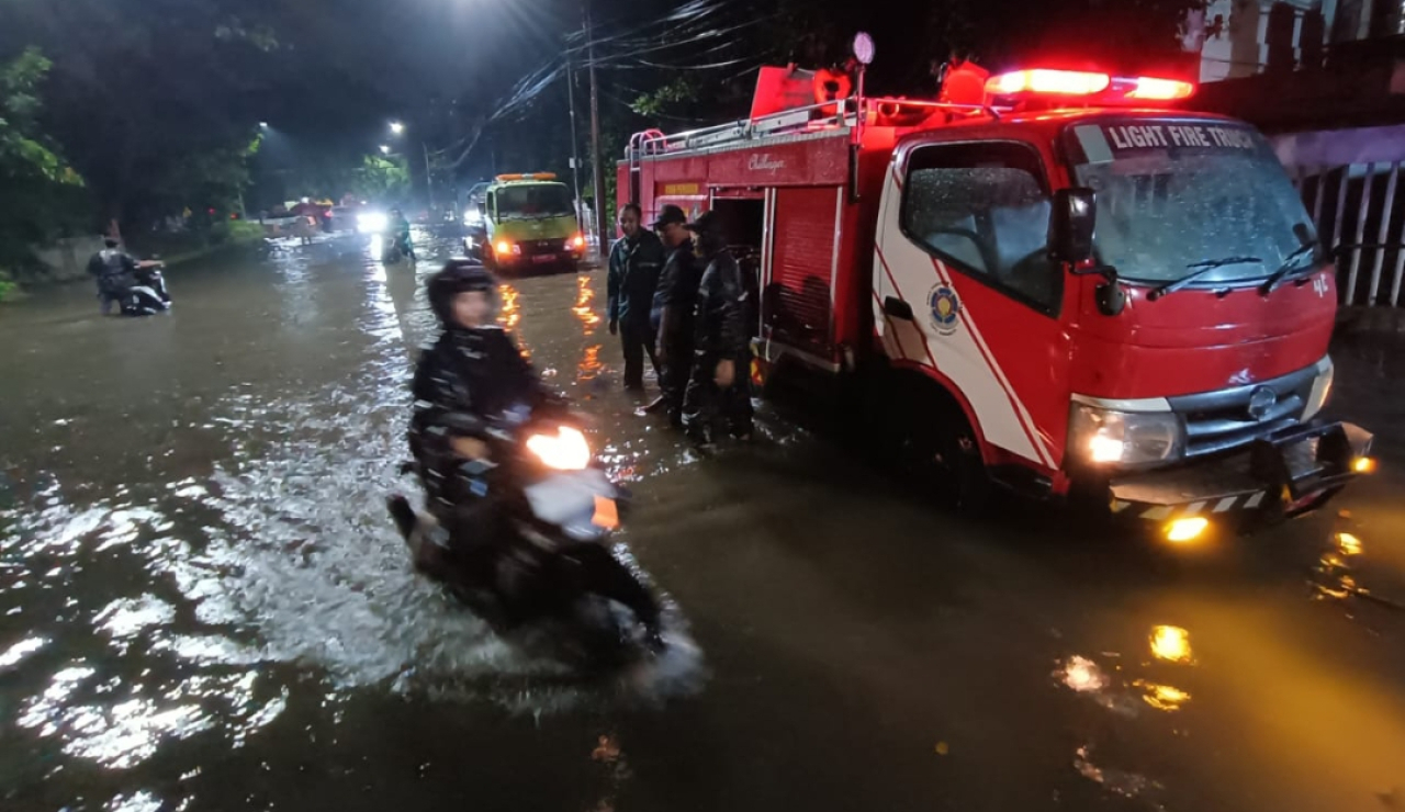 Mobil Damkar dikerahkan untuk menyedot genangan air di sejumlah ruas jalan Kota Surabaya usai hujan deras. (Humas Pemkot Surabaya)
