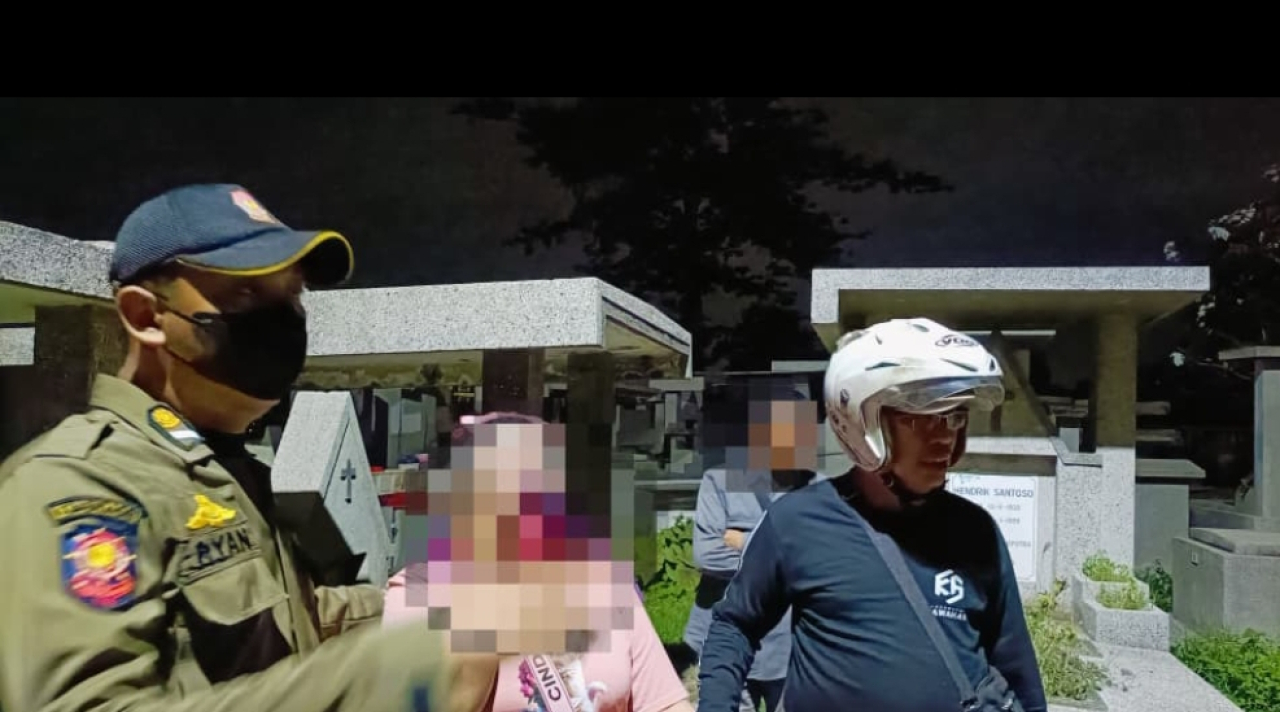 Satpol PP amankan wanita di area TPU Kembang Kuning Surabaya. (Humas Pemkot Surabaya)