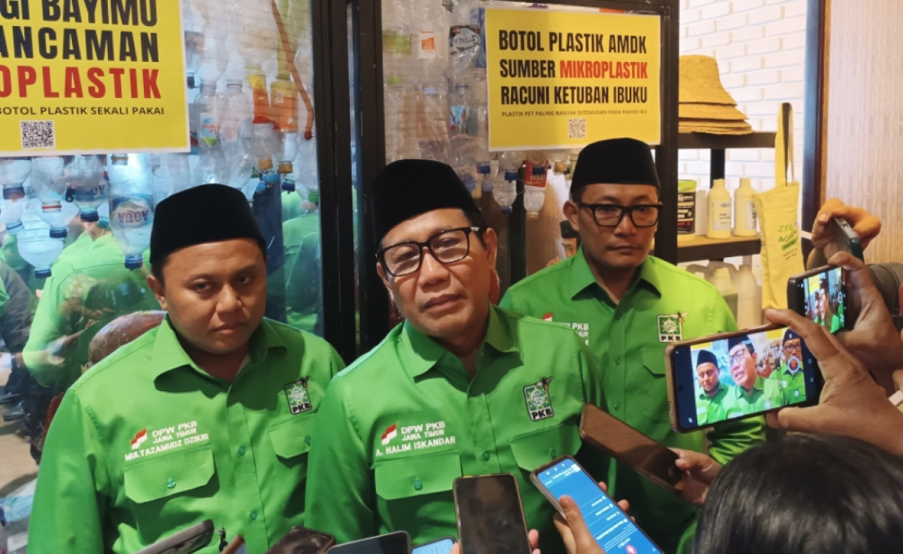 Ketua DPW PKB Jawa Timur, Abdul Halim Iskandar, didampingi jajaran pengurus. (Insani/Jurnas.net)