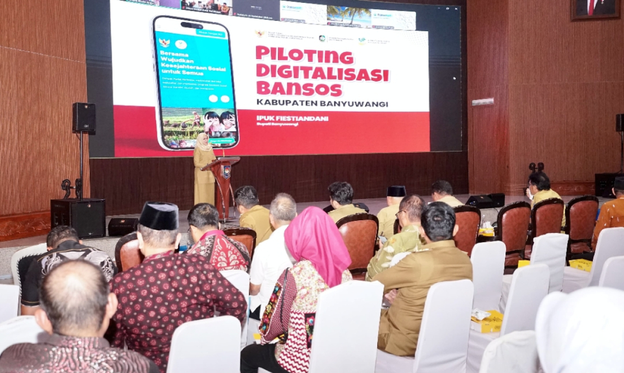 Bupati Banyuwangi Ipuk Fiestiandani memaparkan kiat sukses pelaksanaan Bansos Digital. (Humas Pemkab Banyuwangi)