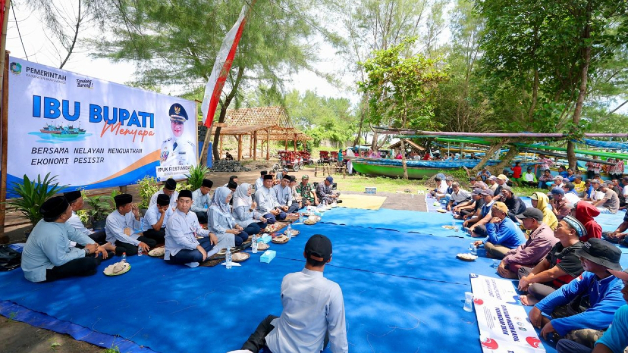Nelayan curhat langsung kepada Bupati Banyuwangi Ipuk Fiestiandani terkait kesejahteraan. (Humas Pemkab Banyuwangi)