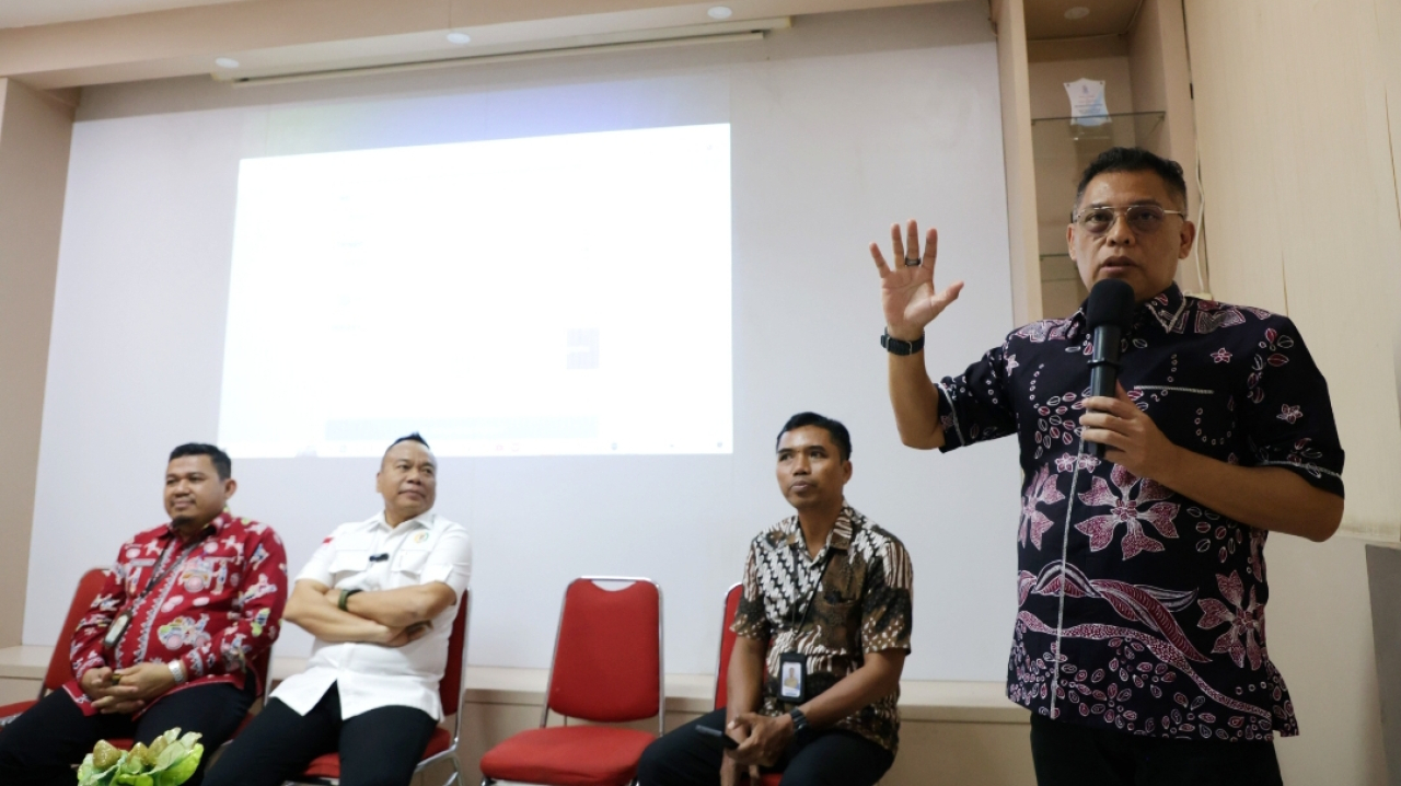 Kepala Dinas Kependudukan dan Pencatatan Sipil (Disdukcapil) Surabaya, Eddy Christijanto, memberikan keterangan pers ke media. (Humas Pemkot Surabaya)