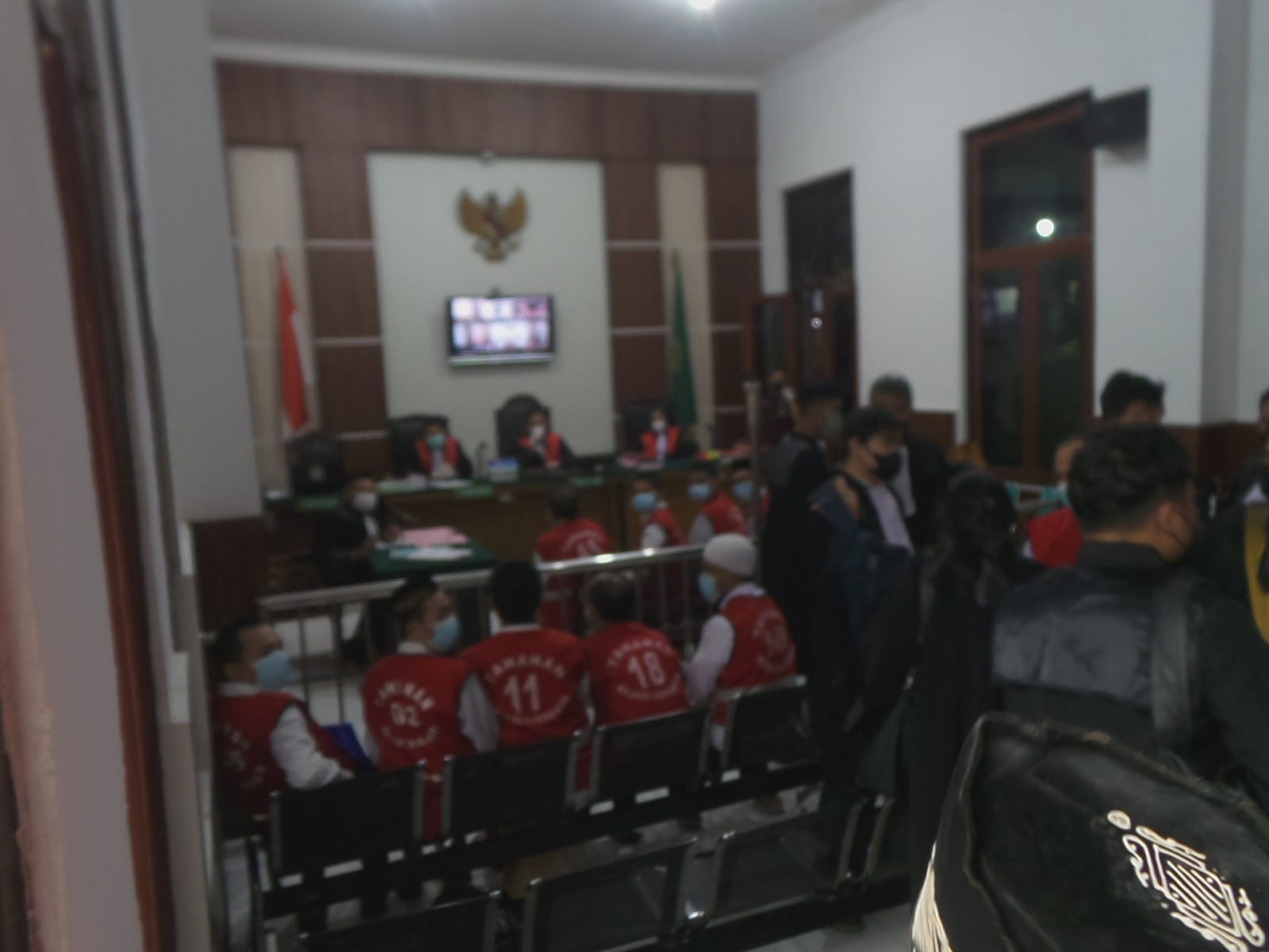 Puluhan terdakwa peserta pesta gay menajalani sidang perdana di PN Surabaya. (Insani/Jurnas.net)
