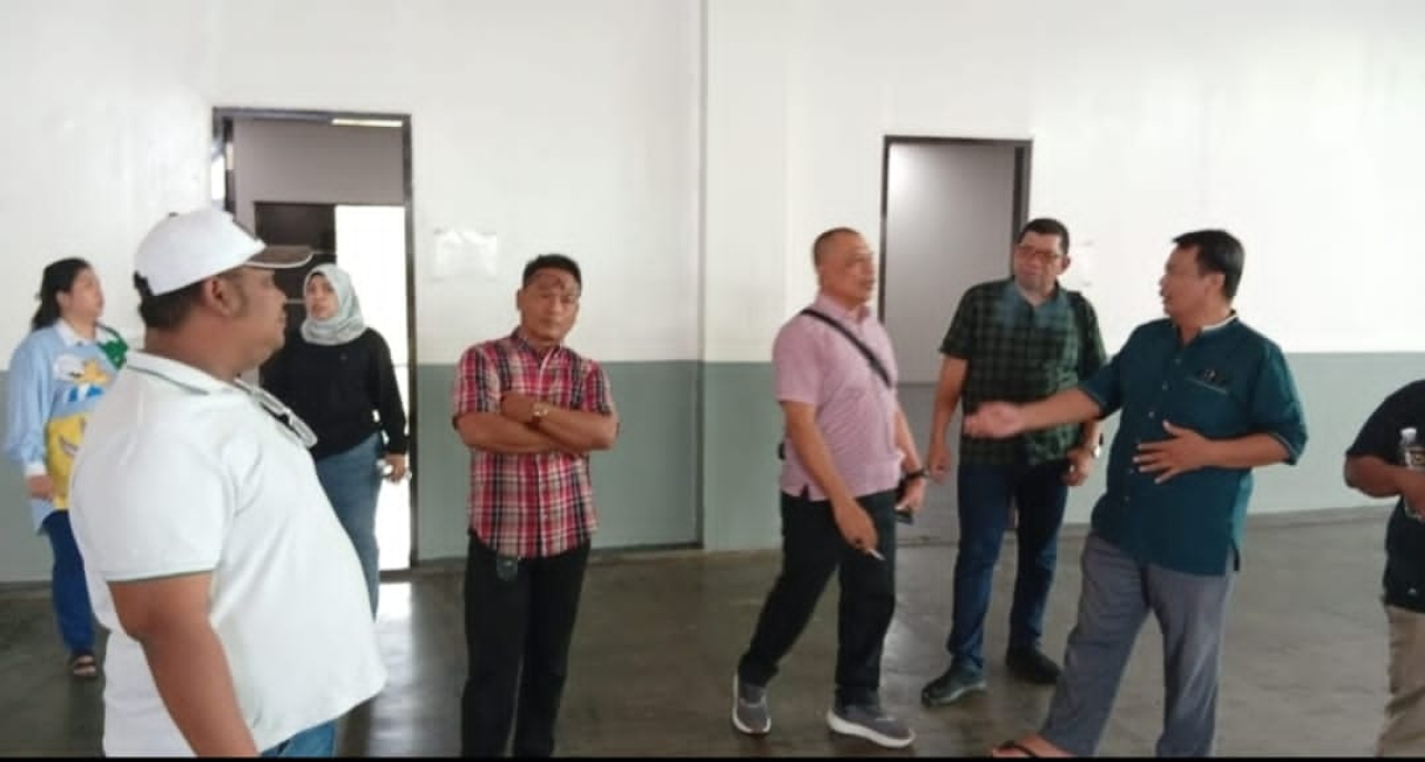 Ketua Panitia Pelaksana Pengukuhan, Sumardi, bersama Wakil Ketua Bidang Pratama Akhsanul Yakin dan jajaran panitia saat mengecek kesiapan Gedung Jatim Expo Surabaya, lokasi pengukuhan pengurus DPD Partai Golkar Kabupaten/Kota se-Jawa Timur. (Insani/Jurnas