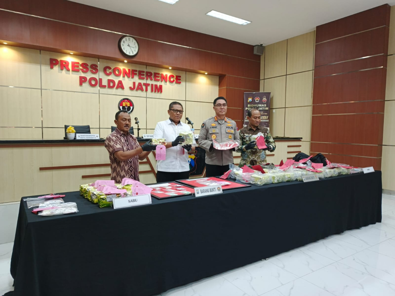 Polda Jatim menggelar konferensi pers pengungkapan kasus TPPU terkait jaringan narkotika oleh Polda Jawa Timur. (Insani/Jurnas.net)