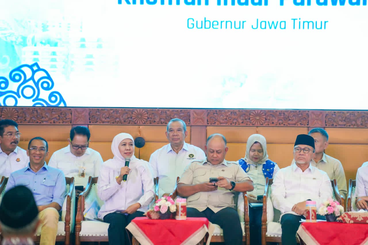 Gubernur Jawa Timur Khofifah Indar Parawansa saat Rapat Koordinasi Penyelenggaraan MBG bersama Menteri Koordinator Bidang Pangan Zulkifli Hasan di Surabaya. (Humas Pemprov Jatim)