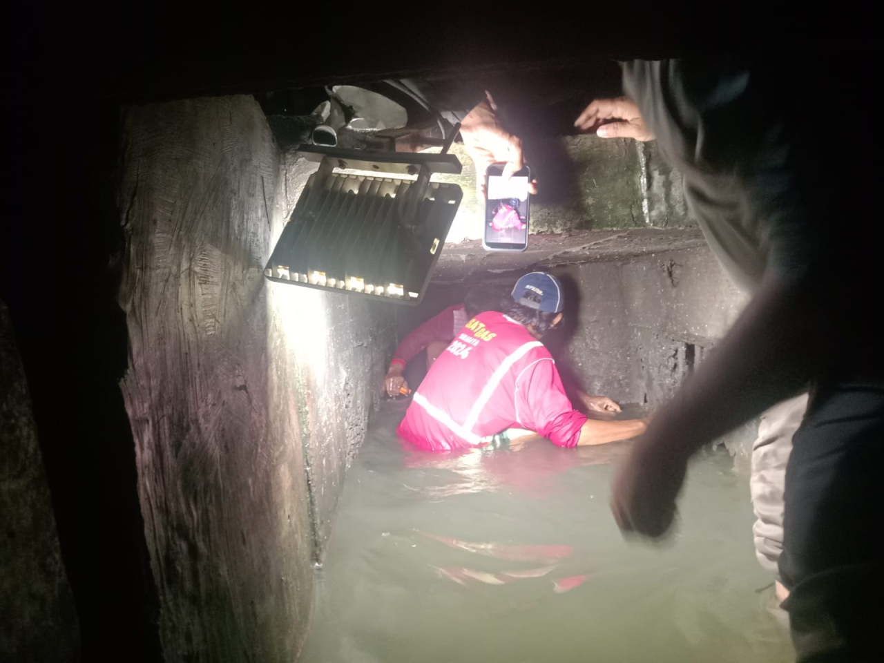 Petugas Pemkot Surabaya Kerja Sunyi Bawah Jalan Benahi Drainase Cegah Banjir Berulang di Kalianak. (Humas Pemkot Surabaya)