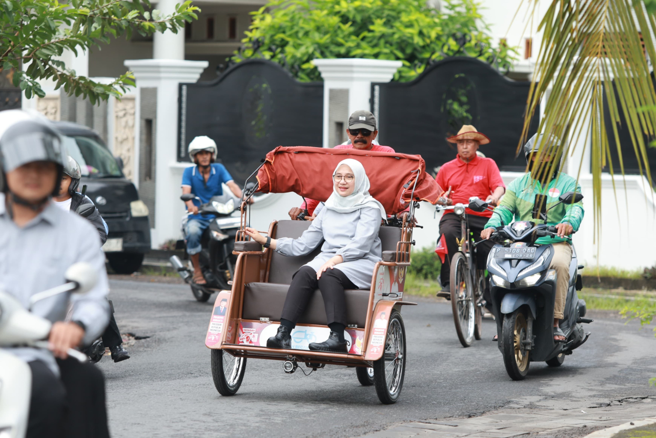 Bupati Banyuwangi Ipuk Fiestiandani konsisten gunakan bentor (becak motor) setiap hari Jumat. (Humas Pemkab Banyuwangi)
