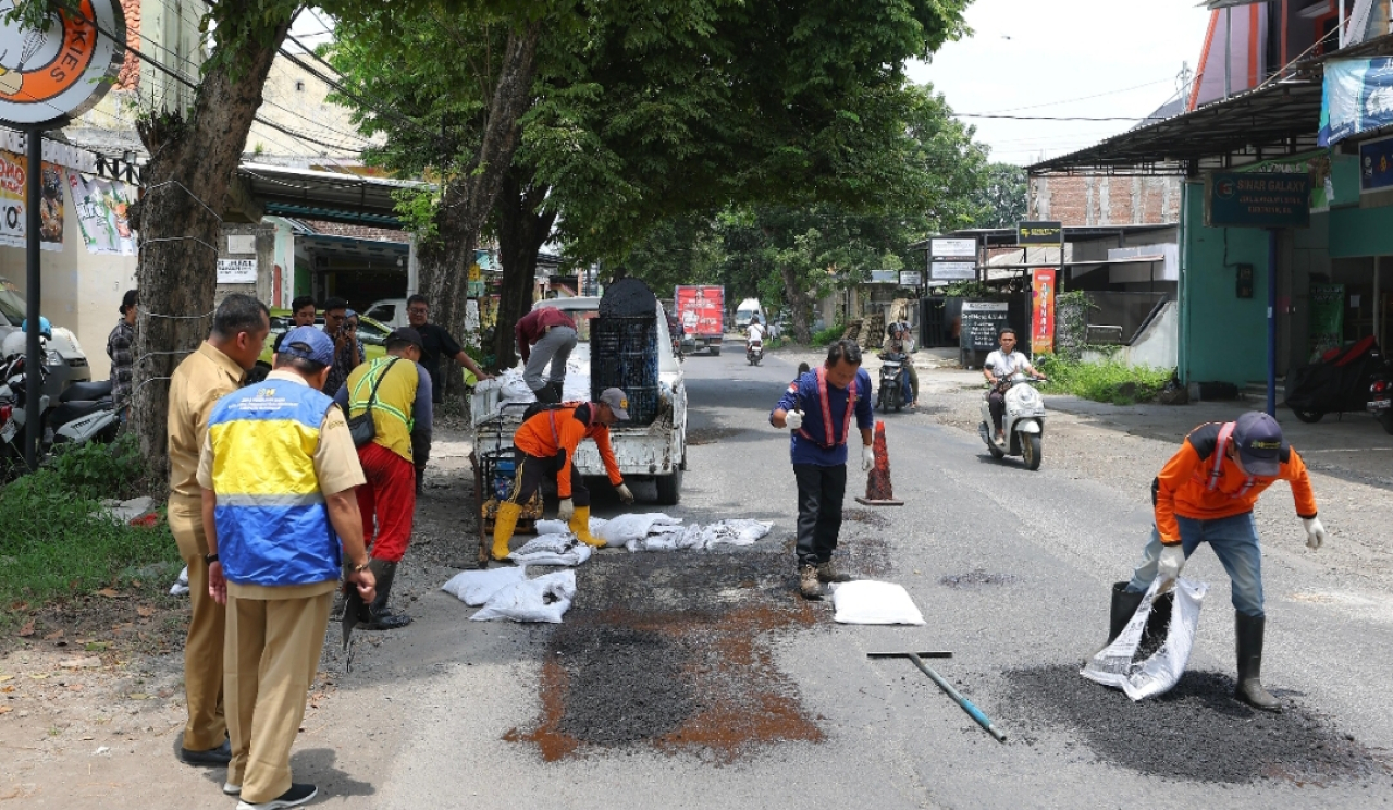 Perbaikan jalan rusak berlubang di wilayah Kabupaten Banyuwangi, Jawa Timur. (Humas Pemkab Banyuwangi)