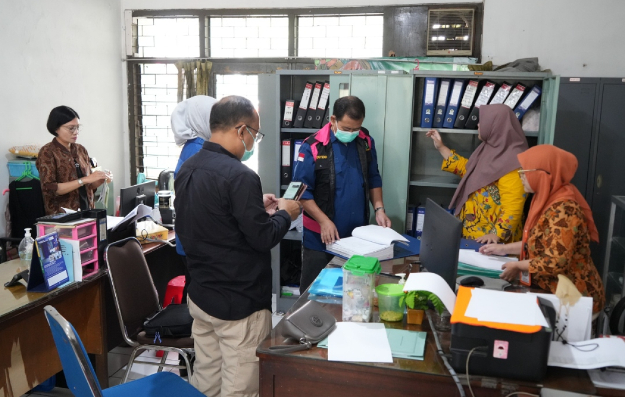 Kejati Jatim menggeledah kantor Kebun Binatang Surabaya usai menaikkan status dugaan korupsi pengelolaan keuangan ke tahap penyidikan. (Humas Kejati Jatim)