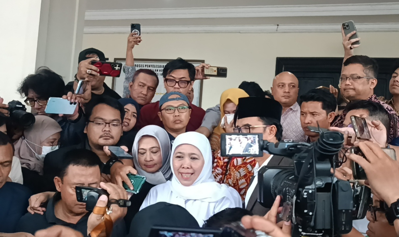 Gubernur Jawa Timur Khofifah Indar Parawansa usai diperiksa terkait skanda dana hibah Jatim di Pengadilan Tipikor Surabaya. (Insani/Jurnas.net)
