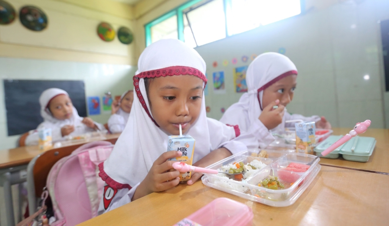 Anak didik di Surabaya menikmati makan bergizi gratis. (Humas Pemkot Surabaya)