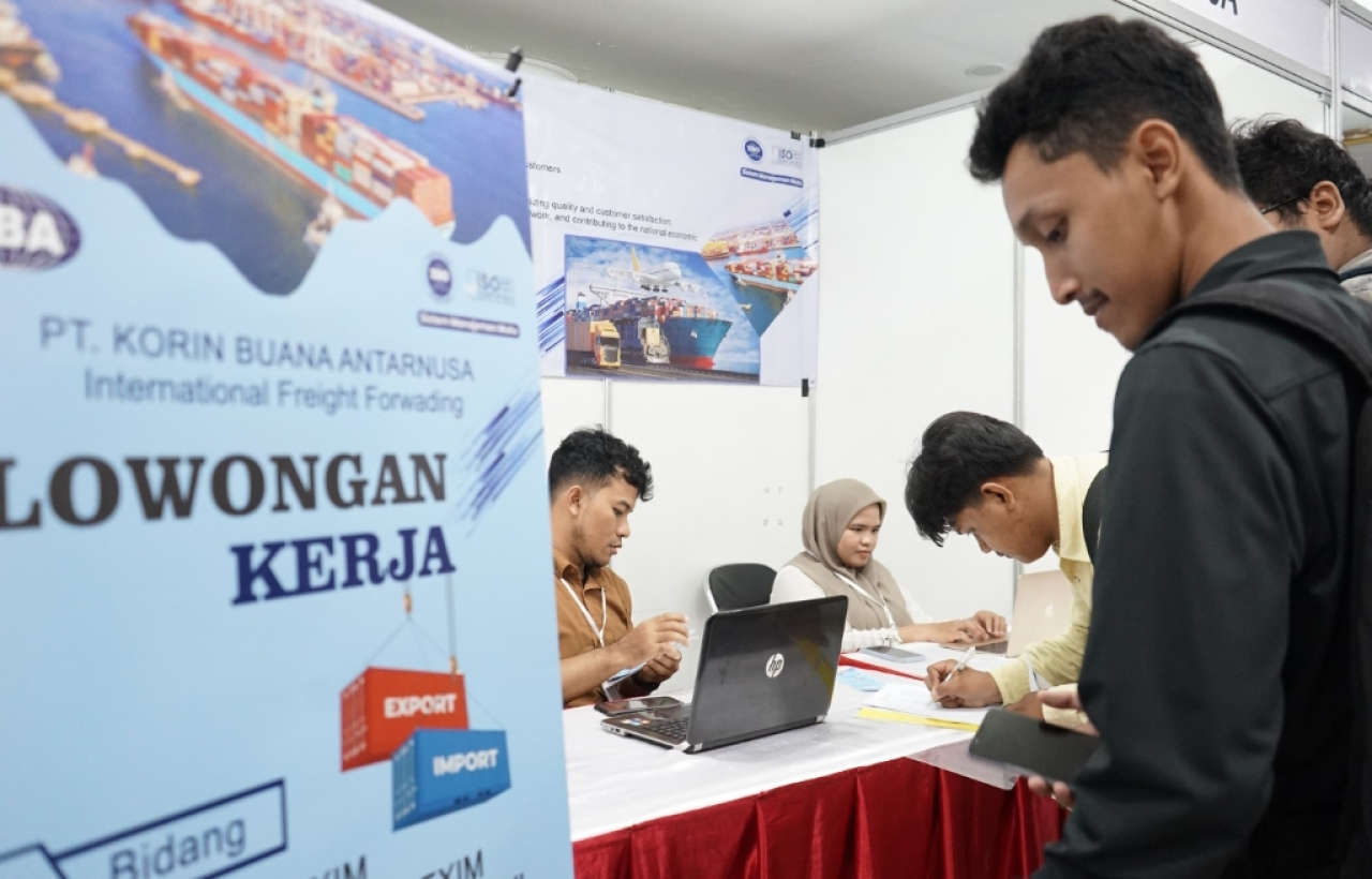 Para pencari kerja antusias mendatangi jobfair. (Humas Pemkot Surabaya)