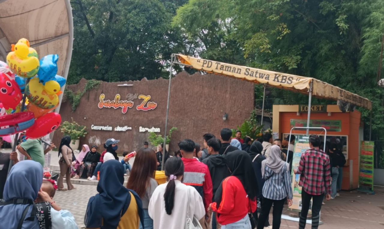 Pengunjung tampak antre di loket pintu masuk Kebun Binatang Surabaya (KBS). (Insani/Jurnas.net)