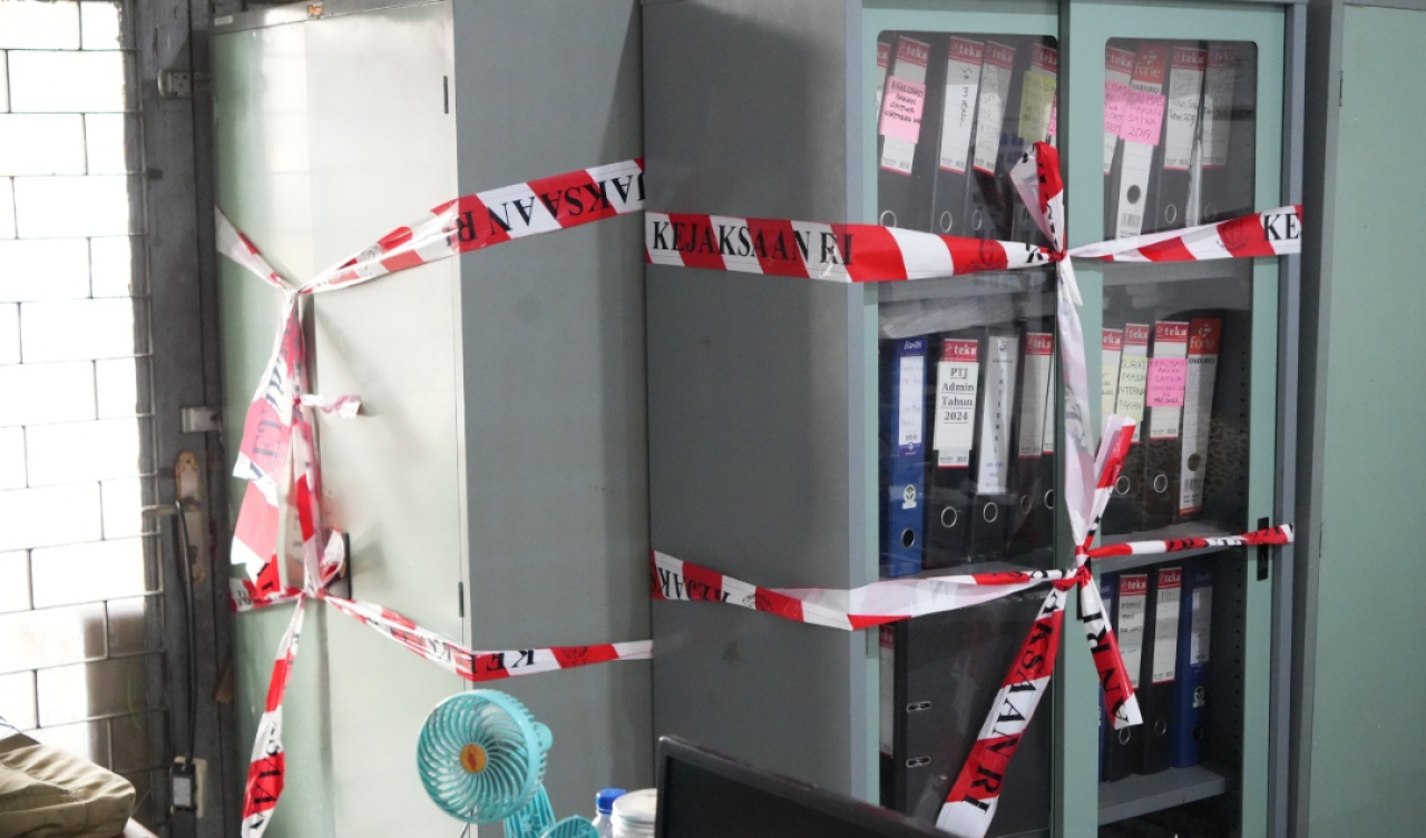 Sejumlah lemari di ruang keuangan KBS tampak tersegel. (Humas Kejati Jatim)