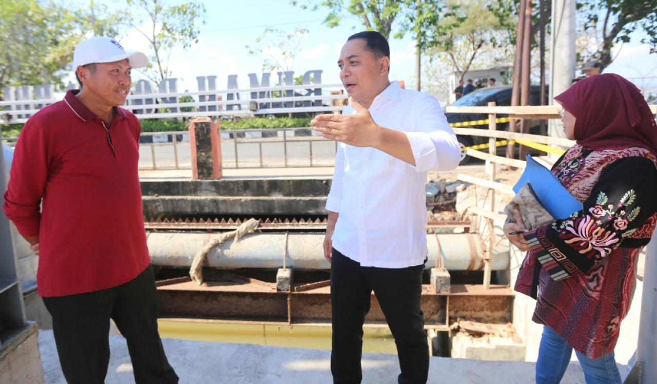 Wali Kota Surabaya Eri Cahyadi meninjau infrastruktur pompa air sebagai bagian dari upaya pengendalian banjir kota. (Humas Pemkot Surabaya)
