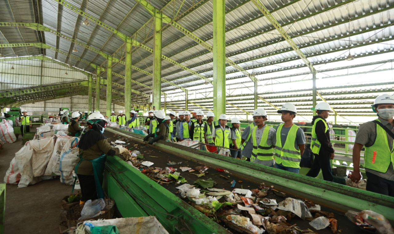 Sebuah pabrik di Kabupaten Banyuwangi mengolah sampah rumah tangga jadi bahan bakar industri. (Humas Pemkab Banyuwangi)